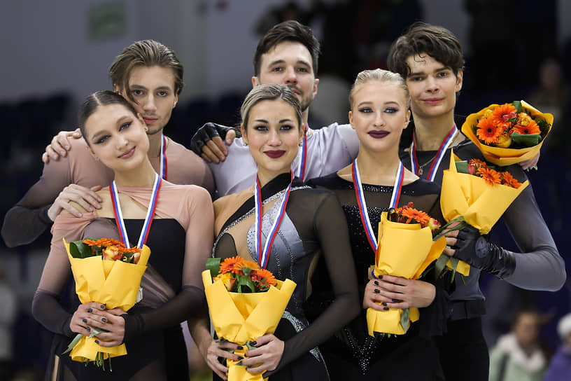 Слева направо: Ирина Хавронина и Дэвид Нарижный, Елизавета Худайбердиева и Егор Базин, Софья Леонтьева и Даниил Горелкин во время награждения