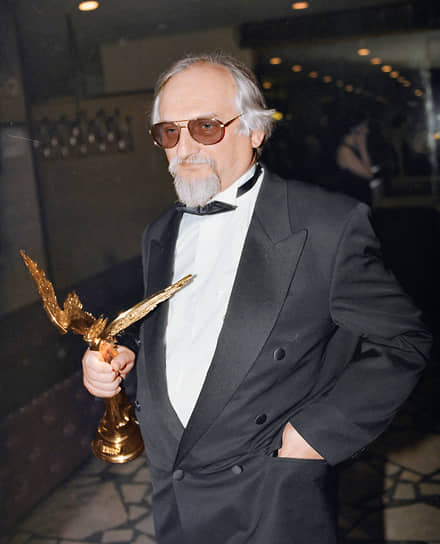 Геннадий Гладков дважды становился лауреатом кинопремии «Ника» — за лучшую музыку к фильму «Убить дракона» (1987) и мюзиклу «На бойком месте» (1999)