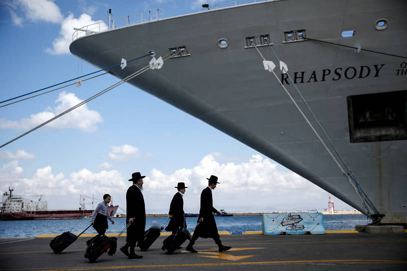 Хайфа, Израиль. Ортодоксальные евреи садятся на корабль для граждан США и их родственников, направляющийся к Кипру