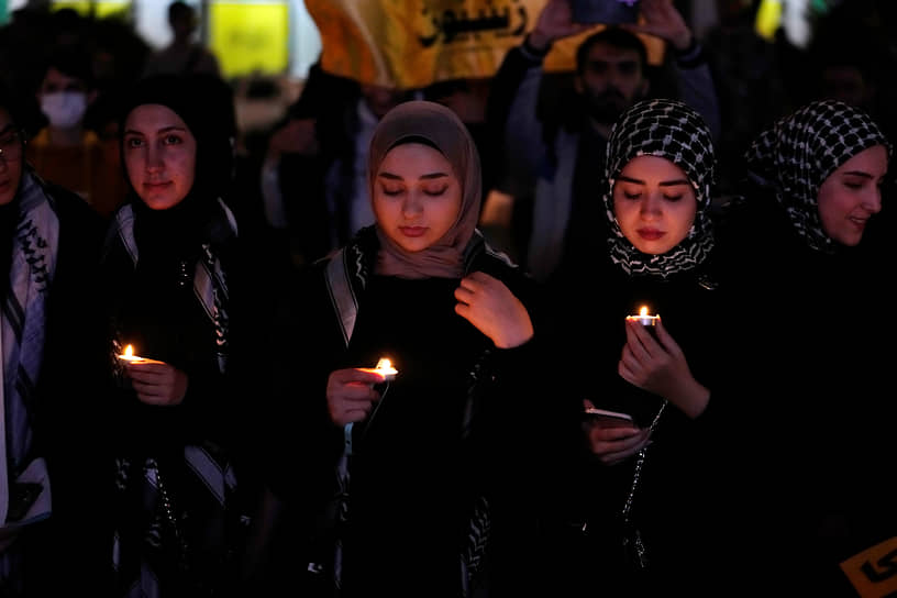 Митингующие держат свечи на акции в поддержку Палестины в Тегеране (Иран)