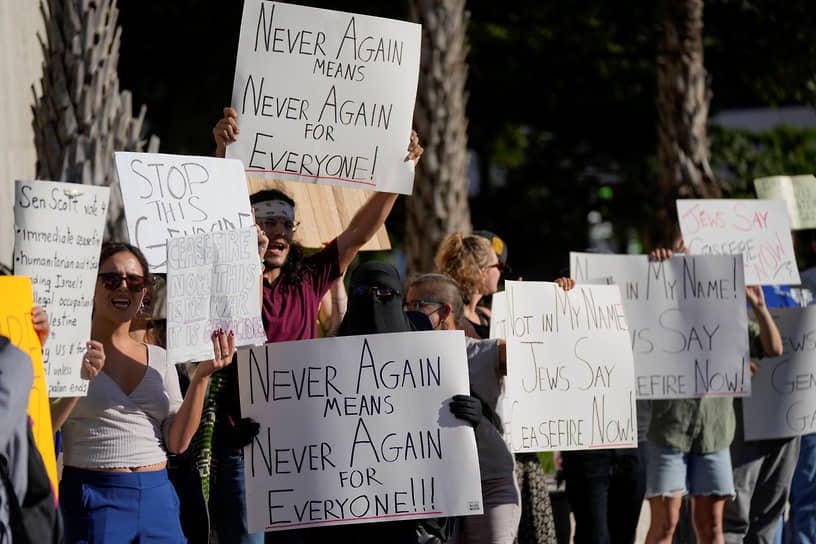 Протестующие возле офиса сенатора Рика Скотта в Майами (США)