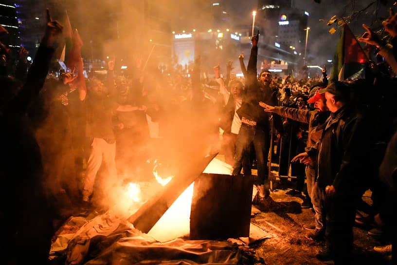 Митингующие обстреляли консульство в Стамбуле из фейерверков и ворвались на его территорию  
