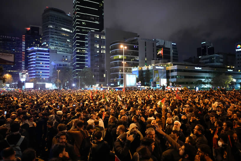 Протестующие около консульства Израиля в Стамбуле 