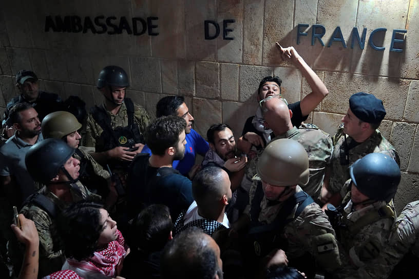 Столкновение протестующих с полицией при попытке проникнуть в посольство Франции в Бейруте