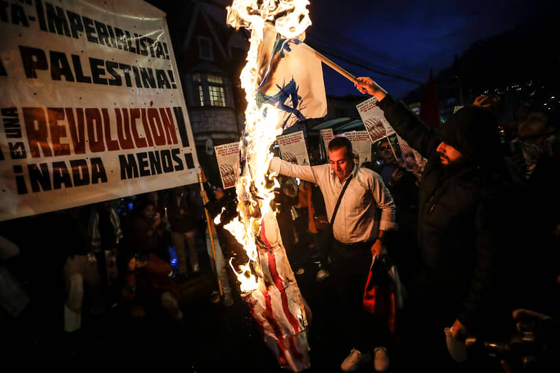 В Боготе (Колумбия) около посольства Палестины прошла акция «Палестина жива». Митингующие сожгли флаг Израиля 
