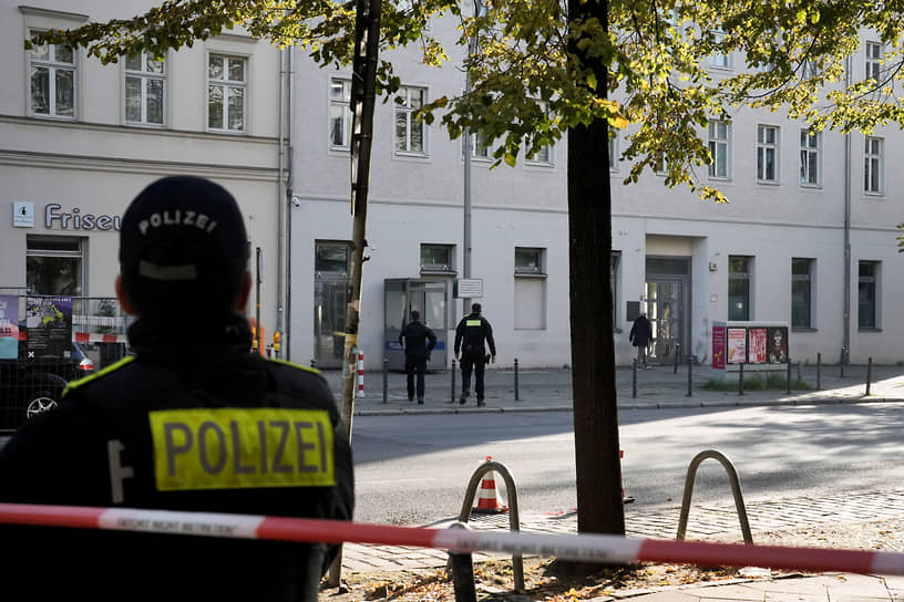 Полицейские около комплекса еврейской общины «Кахал Аддас Исраэль» в Берлине (Германия). В ночь на 18 октября неизвестные бросили две бутылки с зажигательной смесью в одно из зданий 
