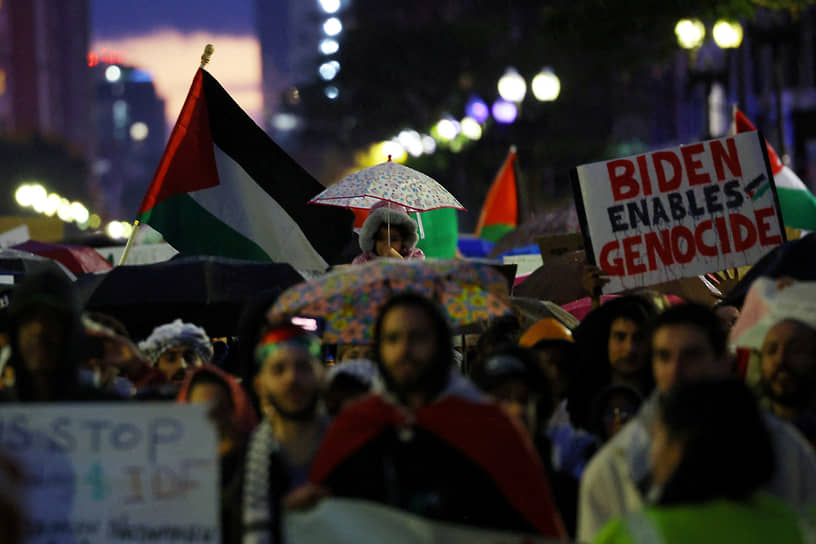 Участники акции протеста «Мы не отступим: все ради Палестины» в американском Бостоне