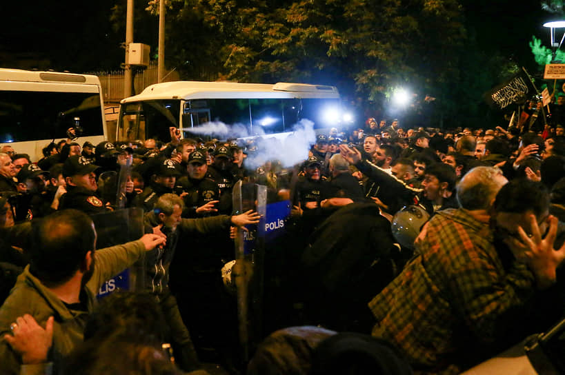 Полиция разгоняет протестующих перцовым газом в турецкой Анкаре
