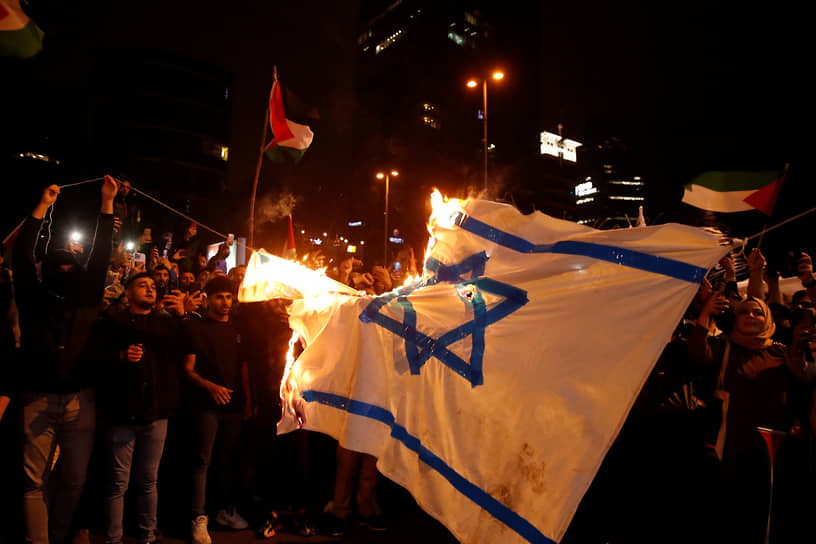 В турецком Стамбуле активисты в знак протеста сожгли израильский флаг 