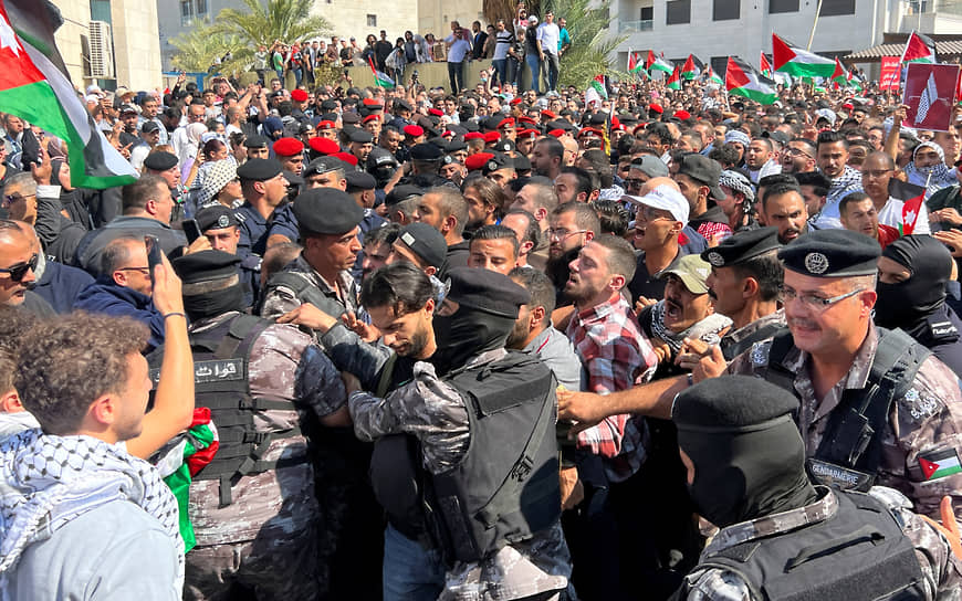 Столкновение протестующих с полицией около посольства Израиля в Аммане (Иордания)