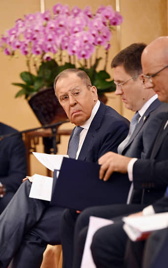 Глава МИД России Сергей Лавров (слева) на встрече президента Владимира Путина и премьер-министра Таиланда Сеттха Тхависина