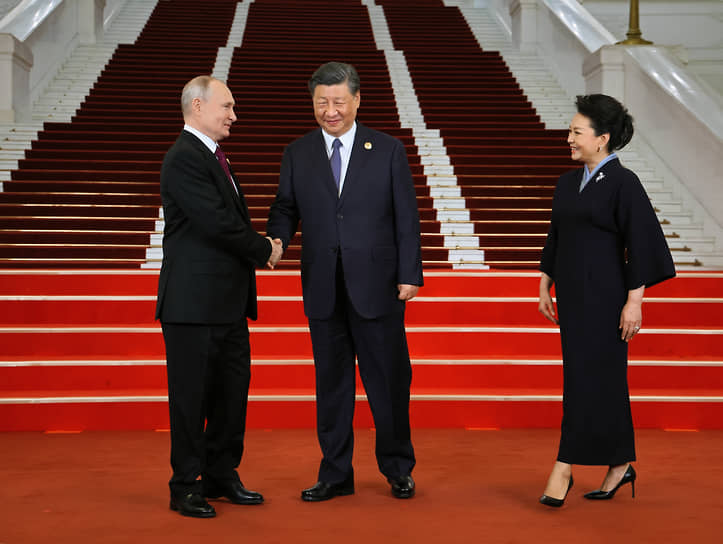 Слева направо: президент России Владимир Путин, председатель КНР Си Цзиньпин и его супруга Пэн Лиюань на форуме «Один пояс — один путь»