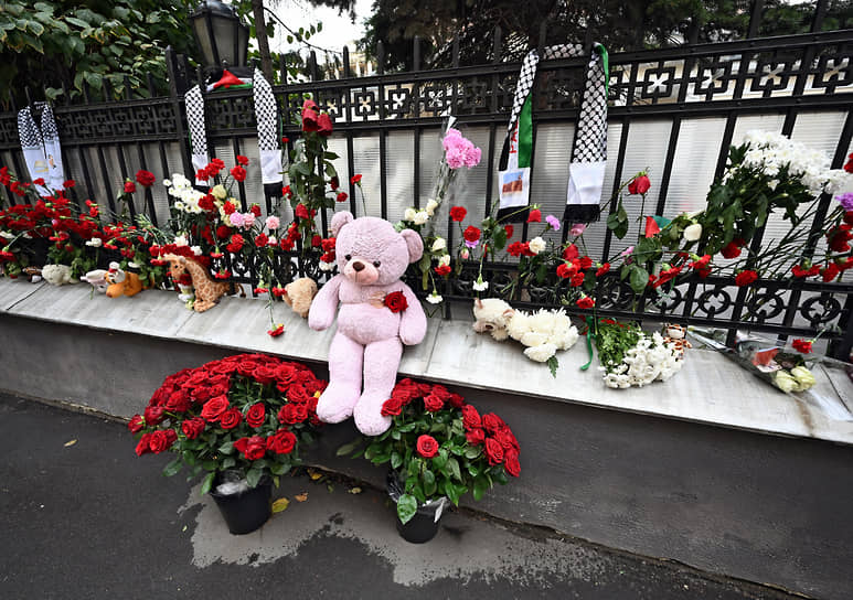 В Москве люди принесли цветы и мягкие игрушки к посольству Палестины 