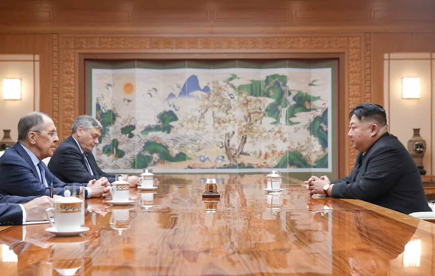 Министр иностранных дел Росси Сергей Лавров (слева) и председатель КНДР Ким Чен Ын (справа)