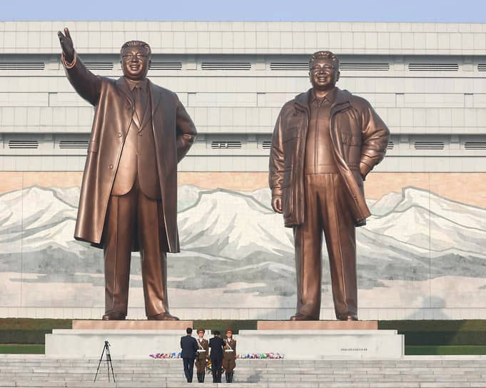 Памятники Ким Ир Сену и Ким Чен Иру в Пхеньяне 