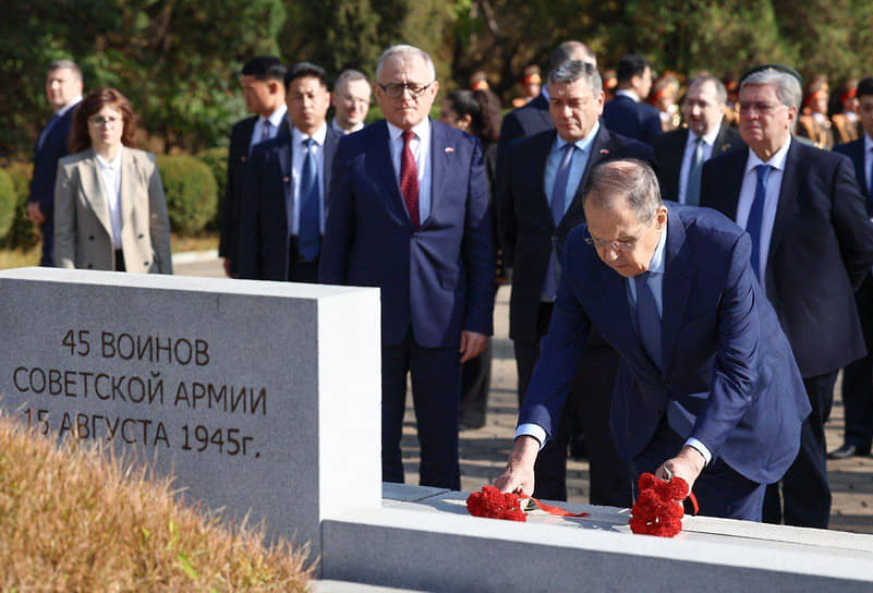 Сергей Лавров возложил цветы на Советском мемориальном кладбище
