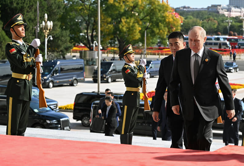 Президент России Владимир Путин (справа) во время рабочей поездки в Китай 