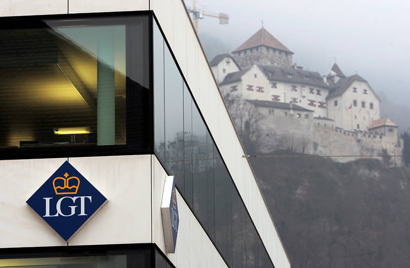 LGT Bank на фоне замка в Лихтенштейне