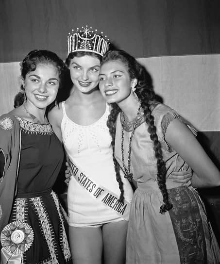 1957 год. Лишенная короны за ложь о возрасте и замужестве американка Леона Гейдж (в центре) и заменившая ее Гладис Сендер (справа), Перу
