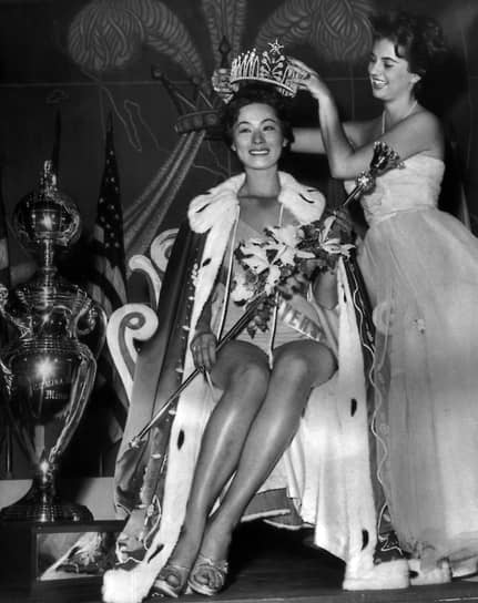 Победительница конкурса 1958 года Лус Марина Сулуага из Колумбии передает корону «Мисс Вселенной-1959» Акико Кодзиме из Японии