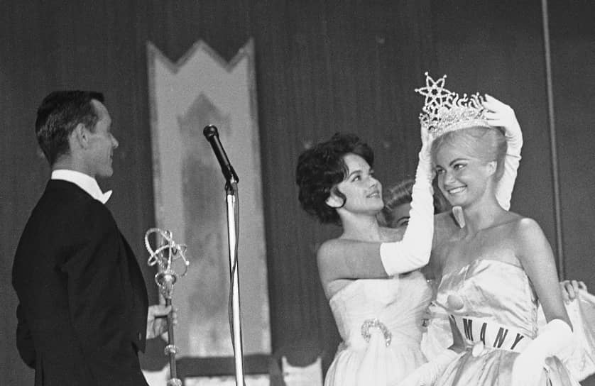 «Мисс Вселенная-1960» Линда Бемент вручает корону победительнице 1961 года Марлен Шмидт из ФРГ