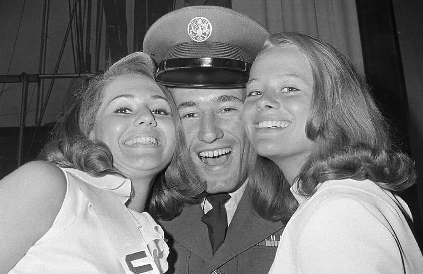«Мисс Вселенная-1967» Сильвия Хичкок из США (слева) и победительница 1966 года Маргарета Арвидссон из Швеции