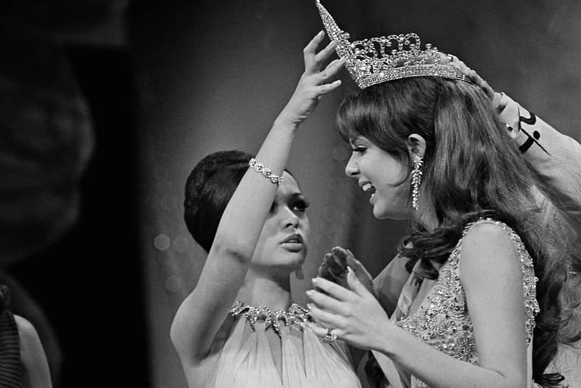 «Мисс Вселенная» 1969 года Глория Диас (Филиппины) вручает корону победительнице 1970 года Марисон Маларет (Пуэрто-Рико)