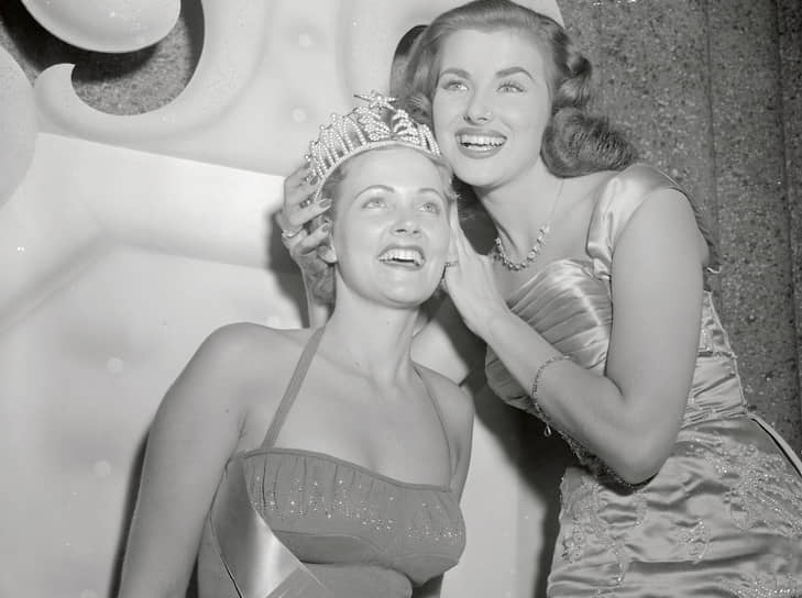 1953-1954 годы. «Мисс Вселенная-1953» Кристиан Мартель (справа) из Франции передает корону Мириам Стивенсон из США