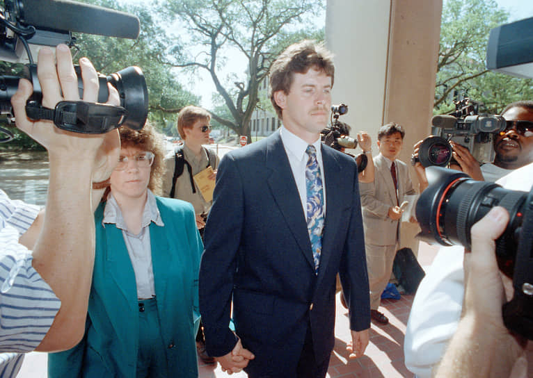 Родни Пирз и его супруга Бонни перед началом судебного процесса