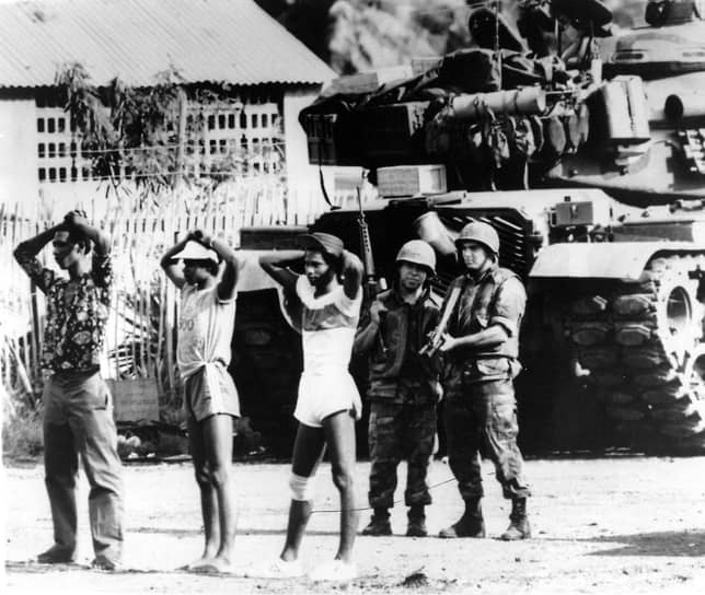 Американские солдаты охраняют трех гренадских пленных в Сент-Джорджесе
