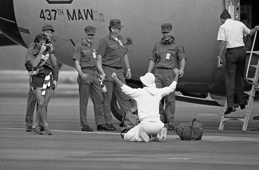 Последние американские студенты были освобождены из-под охраны 28 октября, спустя более чем трое суток после высадки десанта. 
&lt;br>На фото: Эвакуированный из Гренады американец на базе ВВС Чарльстон в Южной Каролине