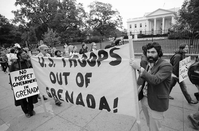 Группа демонстрантов у Белого дома в Вашингтоне, выступающие против участия армии США во вторжении на Гренаду