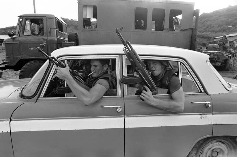 Американские солдаты с трофейными автоматами АК-47 в гражданском автомобиле