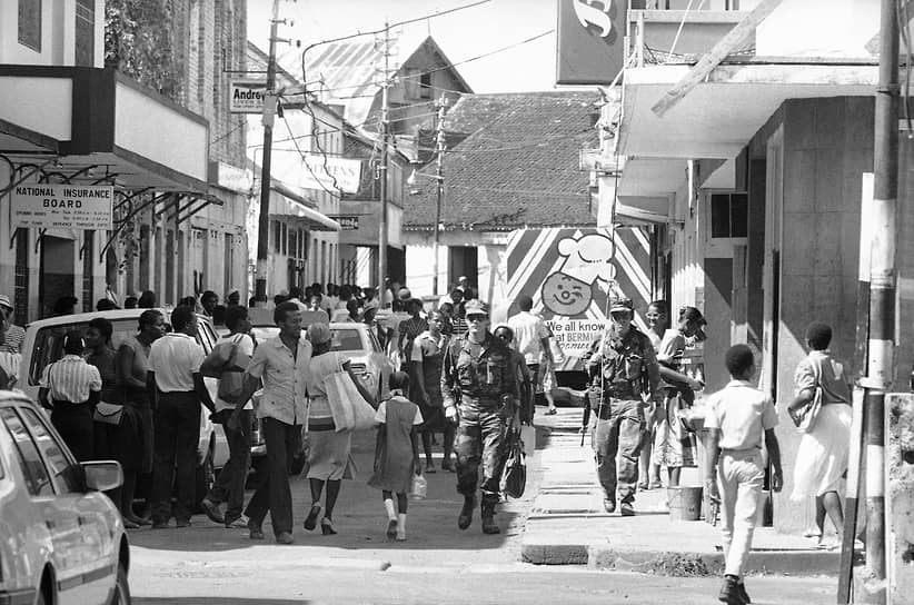 В США вторжение поддержало граждан по разным оценкам от 50% до  60% граждан 
&lt;br>На фото: горожане Сент-Джорджеса в конце октября 1983 года 