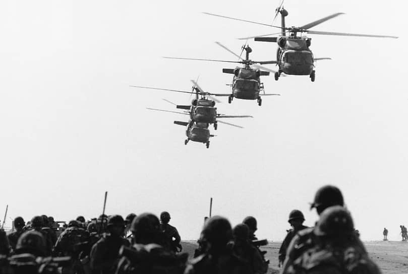 Вертолеты UH-60 Black Hawk армии США над островом