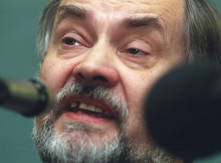 Вячеслав Игрунов был одним из основателей «Яблока», избирался в Госдуму первых трех созывов. Ушел из «Яблока» в 2001 году, был лидером партии «Слон», сейчас занимается преподаванием