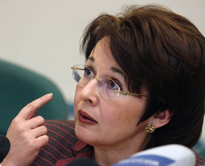 Оксана Дмитриева была членом «Яблока» в 1993-1998 годах. Избиралась от партии в Госдуму на выборах 1993 и 1995 годов. С 2016 года в Партии Роста, является депутатом Госдумы