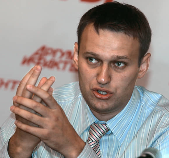 Алексей Навальный был членом «Яблока» в 2000-2007 годах, являлся руководителем Московского регионального отделения «Яблоко» с 2004 года до своего ухода из партии. Занял второе место на выборах мэра Москвы в 2013 году. С 2021 года находится в колонии особого режима по обвинению в создании экстремистского сообщества и других преступлениях