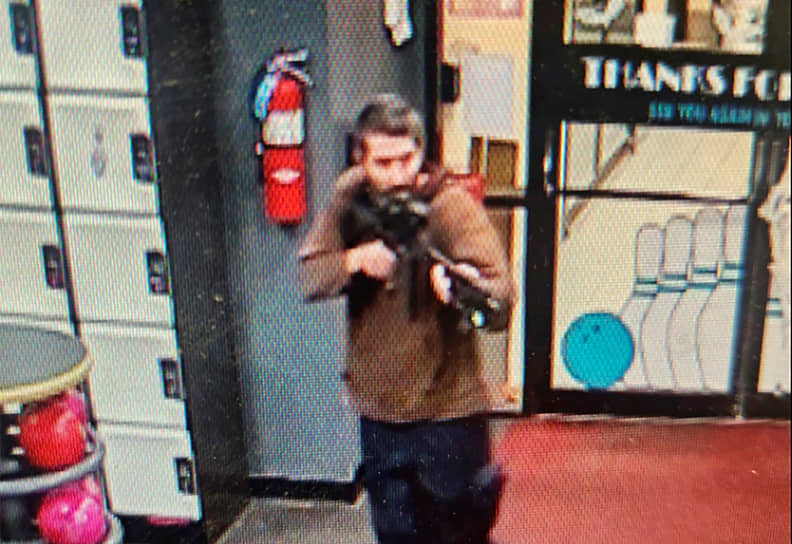 Офис шерифа округа Андроскоггин опубликовал в соцсетях фотографию 40-летнего Роберта Карда с винтовкой. Летом этого года подозреваемого выпустили из психиатрической больницы, где он провел около двух недель