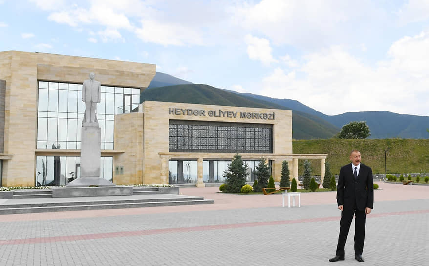 Президент Азербайджана Ильхам Алиев во время посещения Музея Гейдара Алиева в Шеки