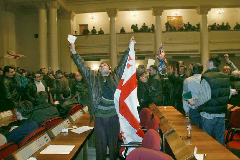 Представители оппозиции сорвали первое заседание парламента Грузии нового созыва, ворвавшись в зал заседаний