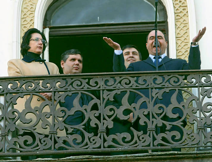 «Троица» Нино Бурджанадзе — Михаил Саакашвили (второй справа) — Зураб Жвания (у микрофона) выступила за радикальные перемены в стране