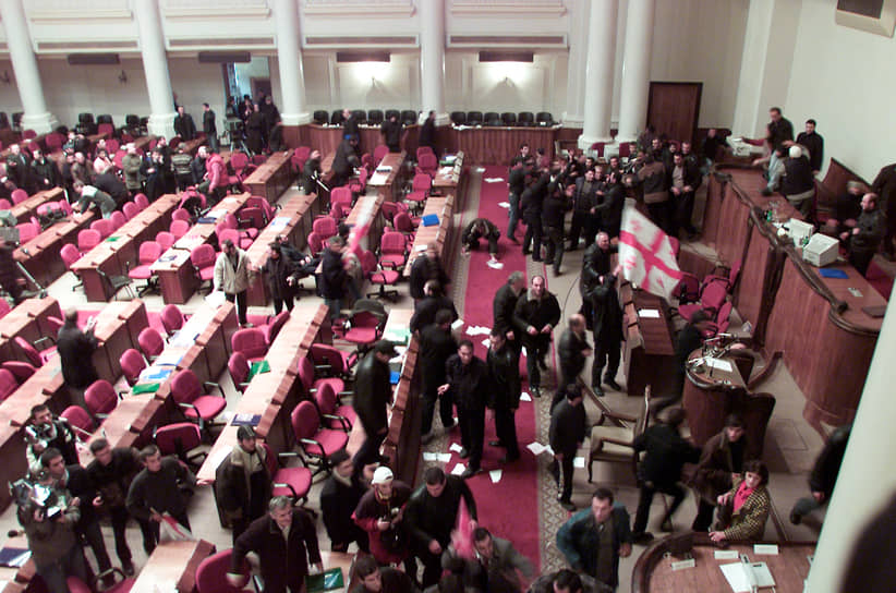 События ноября 2003 года, включавшие в себя и штурм парламента Грузии, еще долго эхом отзывались на ситуации в стране и в регионе в целом