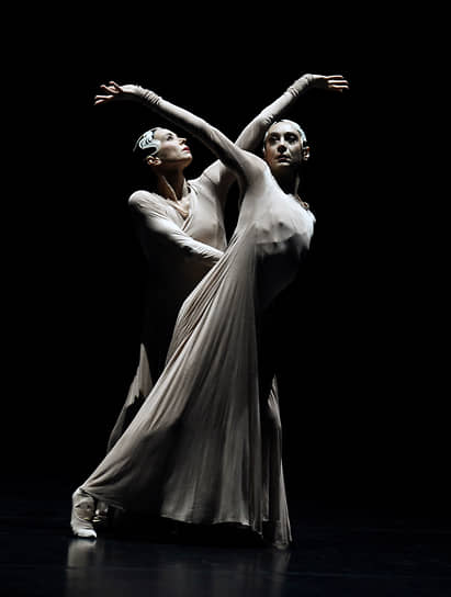 Прима-балерина Диана Вишнева (слева) и балерина Дарья Павленко