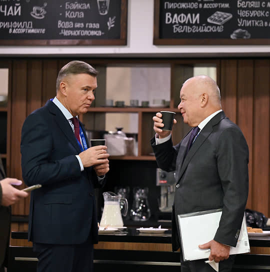 Глава «Россия сегодня» Дмитрий Киселев (справа), кофе и вафли