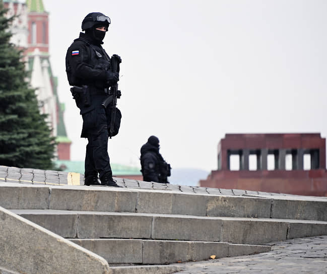 Сотрудники полиции дежурят на Красной площади