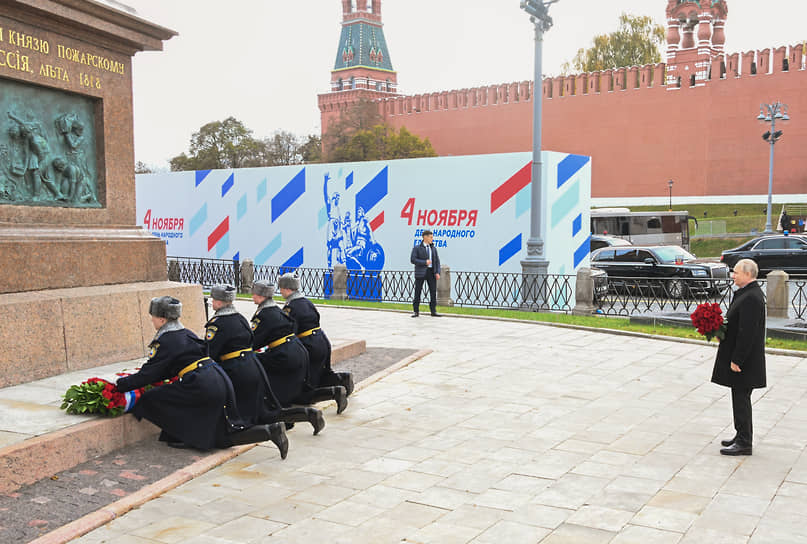 Президент России Владимир Путин на церемонии возложения цветов к памятнику Минину и Пожарскому