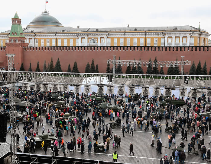 Посетители интерактивного музея на Красной площади