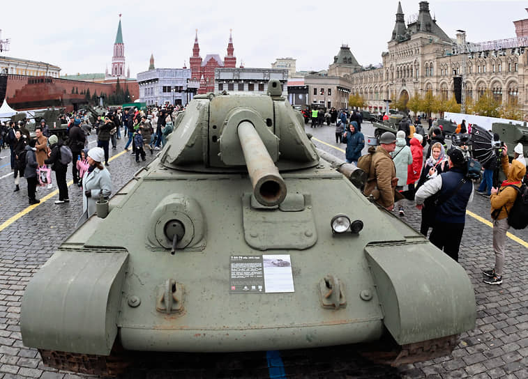 В экспозиции интерактивного музея на Красной площади была представлена техника времен Великой Отечественной войны, участвовавшая в реальных боях