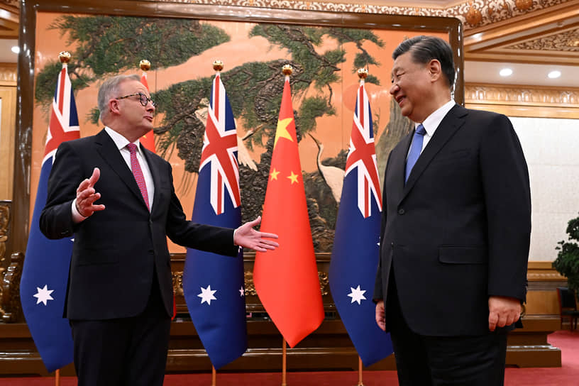 Премьер-министр Австралии Энтони Альбанезе с председателем КНР Си Цзиньпином (справа)